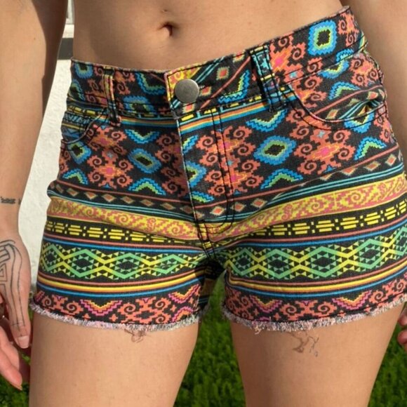 Forever 21 Aztec Print Short sz (8) - Picture 1 of 5